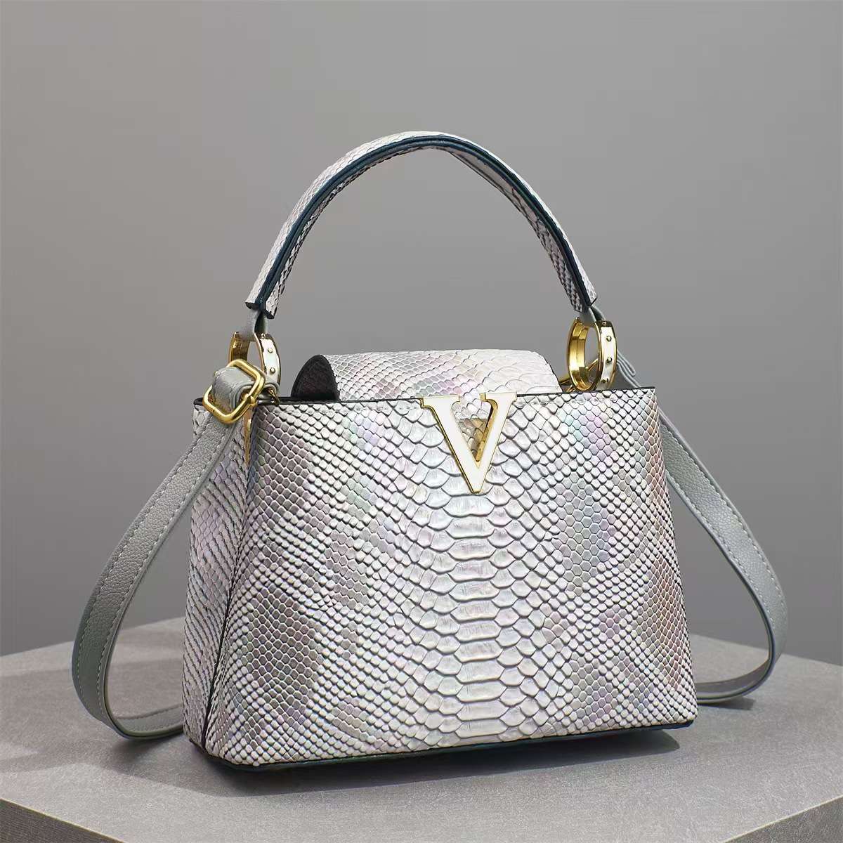 Luxury Snake Pattern Women’s Handbag – Stylish Crossbody Shoulder Bag (2026 Trend)