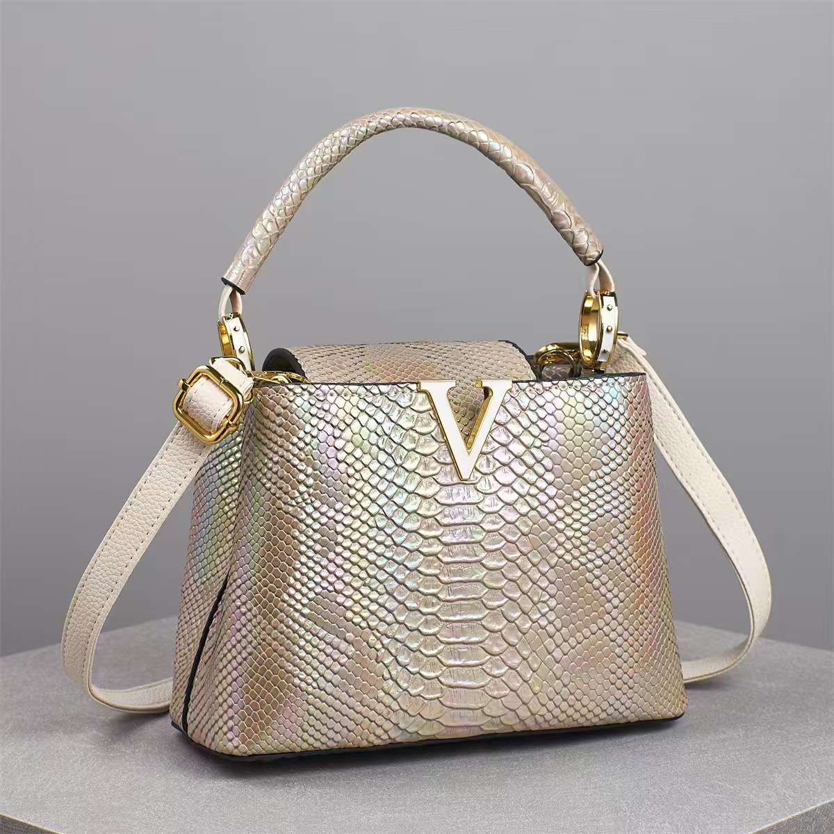 Luxury Snake Pattern Women’s Handbag – Stylish Crossbody Shoulder Bag (2026 Trend)